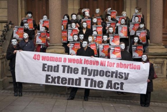 Döntöttek: emberi jogokat sért, de nem illegális az észak-írországi abortusztörvény