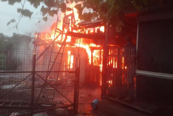 Villámcsapás következtében gyulladt ki egy ház Neamţ megyében