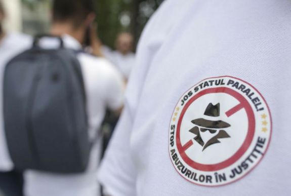 PSD-s nagygyűlés a nemzetközi sajtóban: a fehérbe öltözött tüntetők telefonjuk lehallgatása miatt is demonstráltak