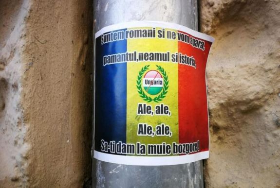 Feljelentést tett a nagyváradi RMDSZ a magyarellenes falragaszok miatt