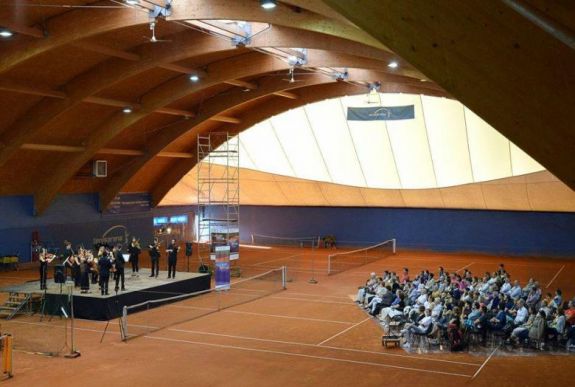 Teniszpályától a múzeumig zenével tölti meg Brassót a Vibrate! fesztivál