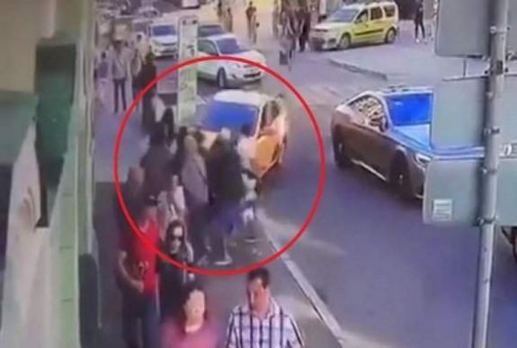 Szurkolók közé hajtott egy taxis Moszkvában, sokan megsérültek
