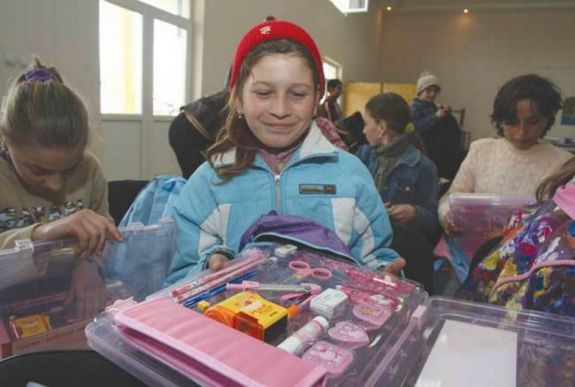 Iskolatáskával és tanszerekkel támogatják a szegény gyermekeket Kolozsváron