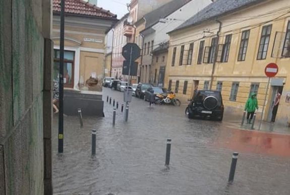Fákat döntött ki a szél, alagsorokat öntött el a víz Kolozsváron