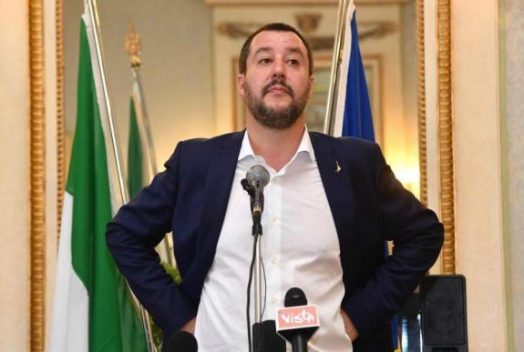 Nem tehetnek többé partra menekülteket Olaszországban civil mentőhajók