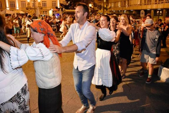 Angliában élő székelyeknek tanított autentikus néptáncot a Hargita Együttes