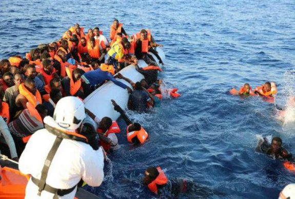 Több mint kétszázan fulladtak tengerbe Líbiánál