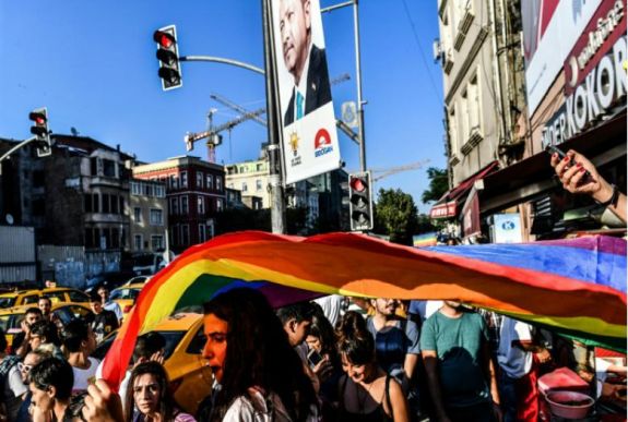 Százak gyűltek össze Isztambulban a betiltott melegfevonulás napján