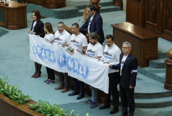 Elfogadta a szenátus a btk-módosításokat: Dragnea érdekei ellen szavazott az RMDSZ