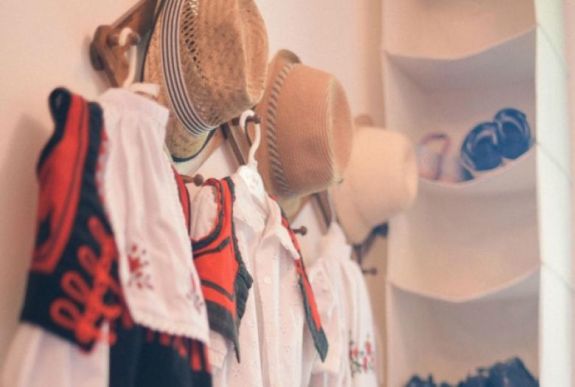 Székely népviseletben mennek munkahelyükre pénteken a csíkiak