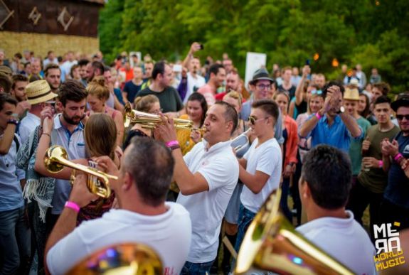 Méra Világzenei Csűrfesztivál: három kontinens, öt ország, négy porta