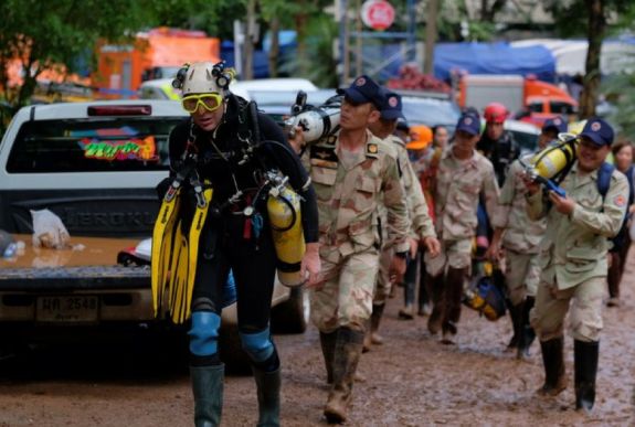 Versenyt futnak az idővel a barlangban rekedt gyerekeket mentő csapatok