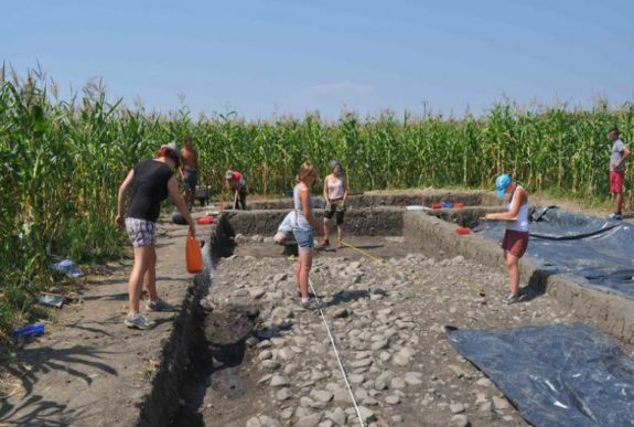 Szántóföld alatt világörökség? Székelyföld római múltját kutató régésszel beszélgettünk