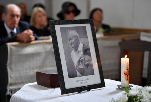 „Szelleme itt marad, itt él, amíg verset szerető ember lesz a földön”