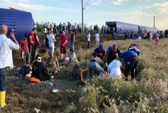 Kisiklott egy vonat Törökországban, sokan meghaltak