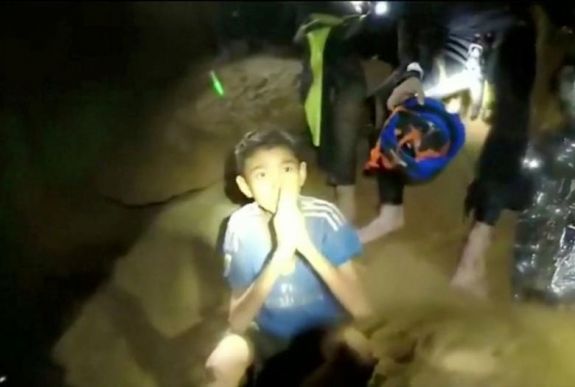 Folytatódik a gyerekek kimentése a thaiföldi barlangból