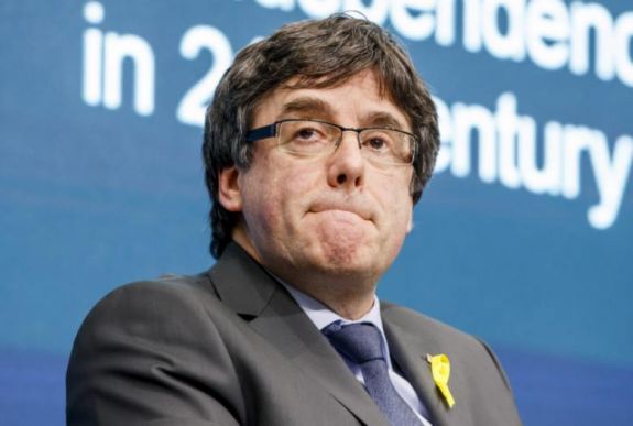 Katalónia: felfüggesztették Carles Puigdemont képviselői mandátumát