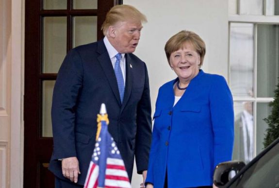 Donald Trump a NATO-csúcson: „nagyon-nagyon jó” a kapcsolatunk Angela Merkellel