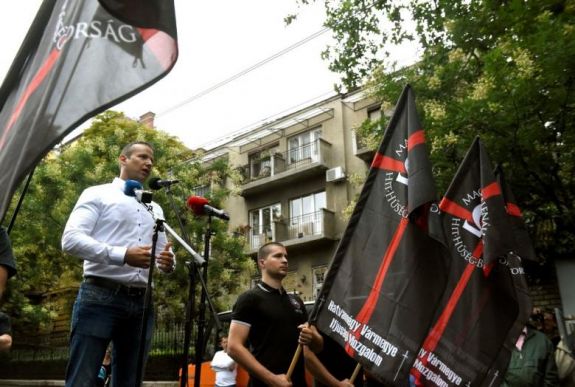 A terrorizmusért elítélt Beke Istvánékért tüntetett a HVIM Budapesten