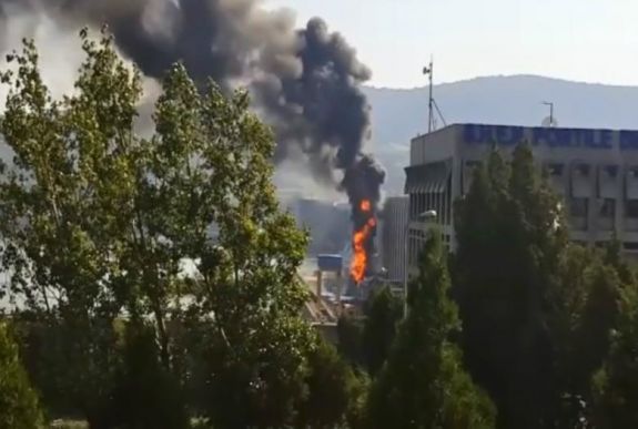 Óriási füstoszlop a Vaskapu 1. vízi erőmű fölött