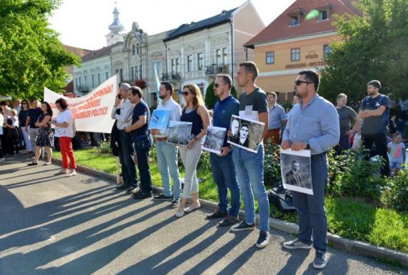 FRISSÍTVE - Tüntetés Beke Istvánékért: „Igazságot akarunk, terroristák nem vagyunk!”