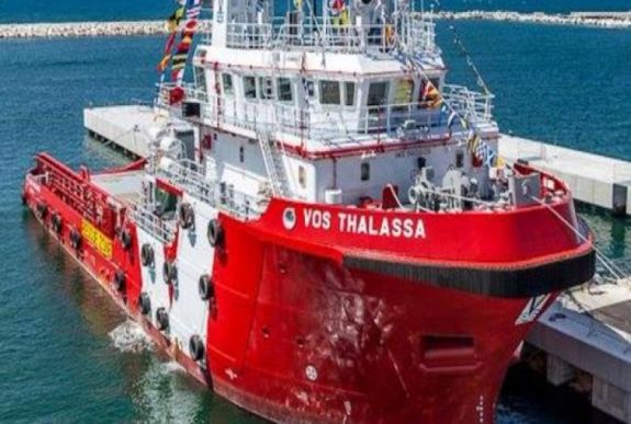 Az olasz államfő engedélyezte egy 67 fős menekültcsoport partra szállását 