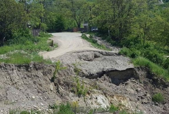 Több országutat tönkretett az árvíz, bizonyos szakaszokon szünetel a forgalom