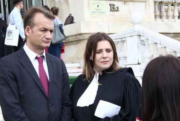 Alkotmánybíróság: megilleti a romániai letelepedés joga a külföldi melegházasság családtagjait