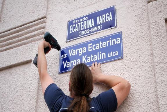 Első fokon érvénytelenítette a bíróság a többnyelvű utcanévtáblákról szóló határozatokat