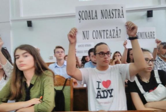 Vegyes iskola kapja a magyar iskoláknak szánt pénzt Nagyváradon