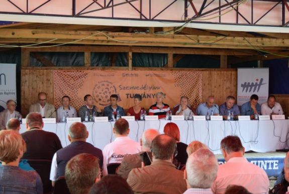 Tusványos – „Székelyföldön 2018-at még fél lábbal is kibírjuk”