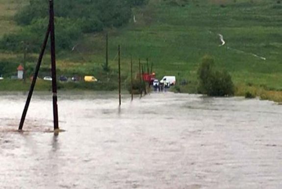 A Szászház és Oláhújfalu közötti úton nem lehet közlekedni az áradások miatt