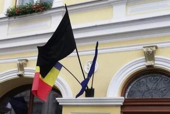 Kiverte a biztosítékot a sepsiszentgyörgyi városházára kitűzött gyászlobogó