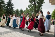 Reneszánsz és barokk utcazenével és tánccal örvendeztették meg a csíkszeredaiakat