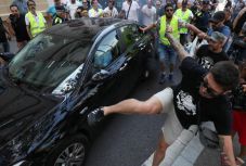 Uberes autókat támadtak a feldühödött taxisok