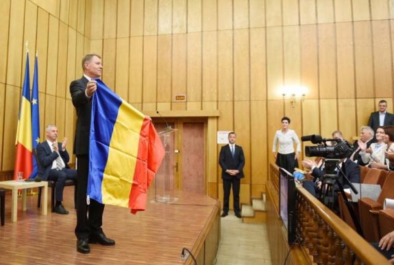 ActiveWatch: a 90-es évekbe akarja visszavetni Romániát Johannis