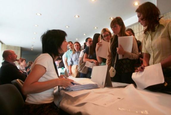 A tervezhető jövő hiánya is külföldre „taszítja” a romániai fiatalokat