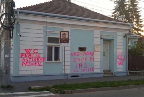 Azonosították az Elie Wiesel-emlékházra antiszemita üzeneteket firkáló személyt
