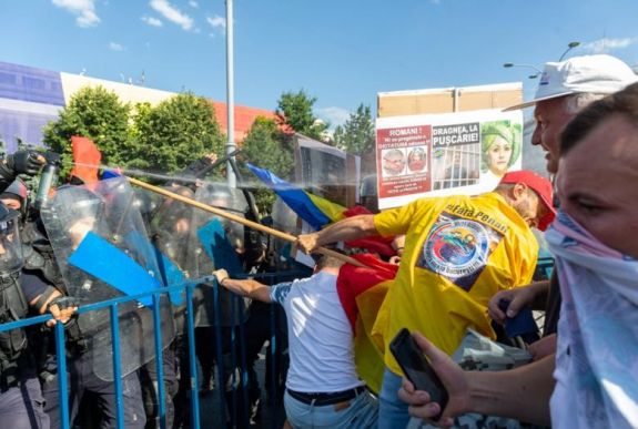 FRISSÍTVE - Több tízezren tüntettek a kormány ellen, könnygázt is bevetettek