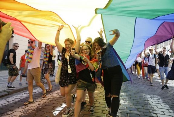 Tízezrek vettek részt a prágai melegfelvonuláson