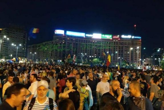 FRISSÍTVE - Komolyabb rendbontás nélkül zajlott a második kormányellenes tüntetés