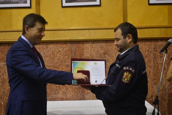 Kitüntették a tusnádfürdői medvetámadásban megsebesült önkéntes tűzoltót