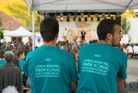 Közel ezer résztvevővel kezdődött meg a Csíksomlyói Ifjúsági Találkozó