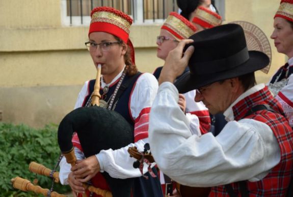 Magasba lendültek az okostelefonok: néptáncosok vonultak fel Kolozsváron