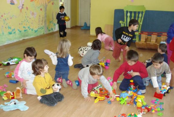 Kiveszi az önkormányzatok „kezéből” a bölcsődék finanszírozását a kormány 