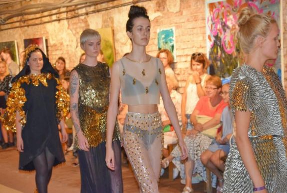 Istenek, gésák és a gyermeki én – divatbemutatón jártunk