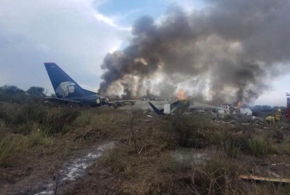 A földbe csapódott egy utasszállító gép Mexikóban