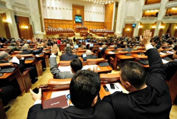 Vitatott tervezetek elfogadására készül az őszi ülésszakban a parlament