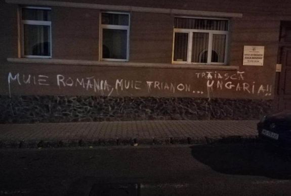 Románellenes falfirkákért vettek őrizetbe egy marosvásárhelyi fiatalt
