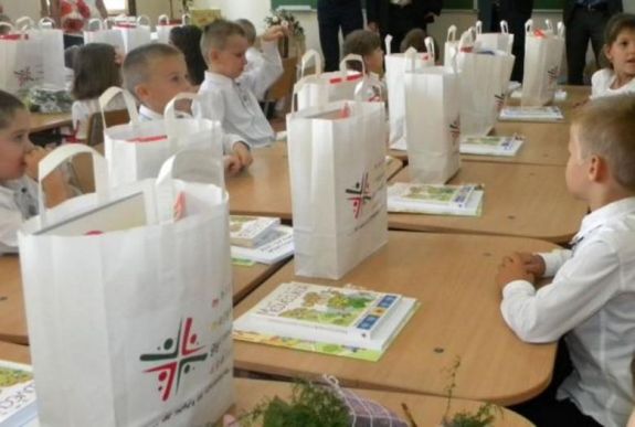 Iskolakezdés: tanszertámogatást nyújt az aradi RMDSZ